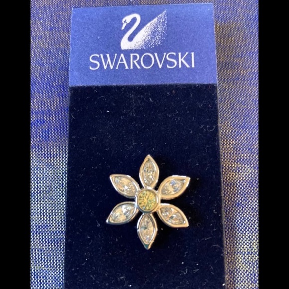 🎄SWAROVSKI Signed Crystal Flower Pin NWT - Picture 2 of 7